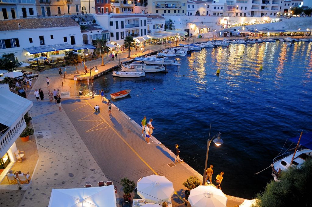Promenada portului din Es Castell, Menorca, seara