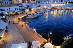 Promenada portului din Es Castell, Menorca, seara