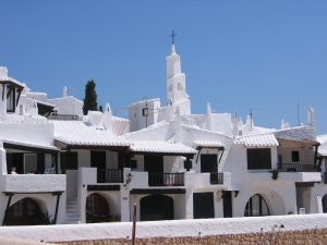 Sat tradițional cu case albe în Menorca