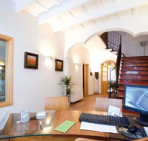 Vedere pitorească la o fermă de la un hotel romantic Es Mercadal, ideală pentru relaxare în cuplu.